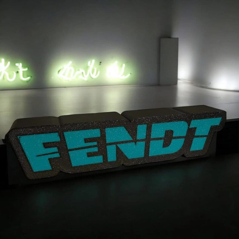 FENOT logo en lettres bleues phosphorescentes avec cadre en résine glitter, crée avec impression 3D, éclairant dans l'obscurité.