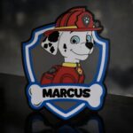 Personalise ta maison avec cette plaque en silicone 3D représentant Marcus le Dalmatien pompier, idéale pour décorer une chambre d'enfant ou comme cadeau original pour un fan de la série.