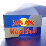 Red Bull logo lumineux 3D, création personnalisée avec éclairage LED, parfait pour la décoration ou la publicité, fabriquée par Infinity 3D Print, spécialiste en objets lumineux 3D.