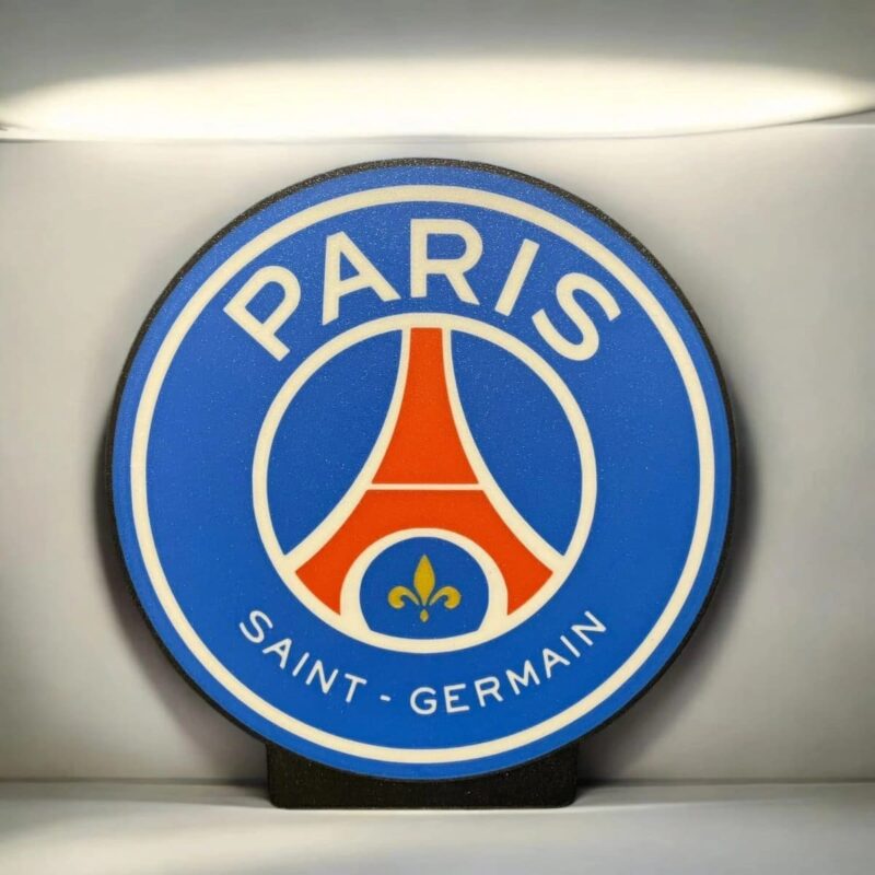 2. Illustration lumineuse en 3D du logo du Paris Saint-Germain, utilisant la technologie d'impression 3D avec éclairage LED pour un rendu vibrant et précis.