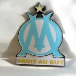 Lampe led OM - Lettre d'association en 3D lumineuse avec inscription "DROIT AU BUT" et une étoile, creation en impression 3D LED, décoration moderne et personnalisée, idéale pour supporter un club sportif, design coloré.