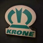 Vinyle lumineux 3D logo Krone avec éclairage LED, création artisanale pour décoration ou signalétique, utilisée par Infinity 3D Print.