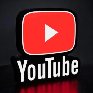 Logo YouTube lumineux 3D, décoratif avec éclairage LED, idéal pour décoration moderne, représentant la plateforme de vidéos en ligne.