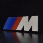 LEDs lumineuses3D en forme de logo M, création personnalisée par Infinity 3D Print, illuminant élégamment dans l'obscurité pour un rendu professionnel et décoratif.