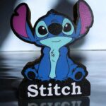 Lumineuse 3D Stitch en résine avec nom "Stitch", idéal comme veilleuse ou décoration d'ambiance, créations originales et personnalisées par Infinity 3D Print, parfaite pour décor intérieur.