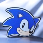 Sonic la mascotte de Sonic le hérisson en version résine 3D lumineuse avec LED bleue, création artistique vivante pour décoration, collection, ou cadeau original.
