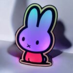 Lampe LED 3D en forme de Mickey Mouse avec éclairage coloré, création lumineuse unique, décoration moderne et ludique pour chambre d’enfant ou salon, design original, fabrication artisanale.