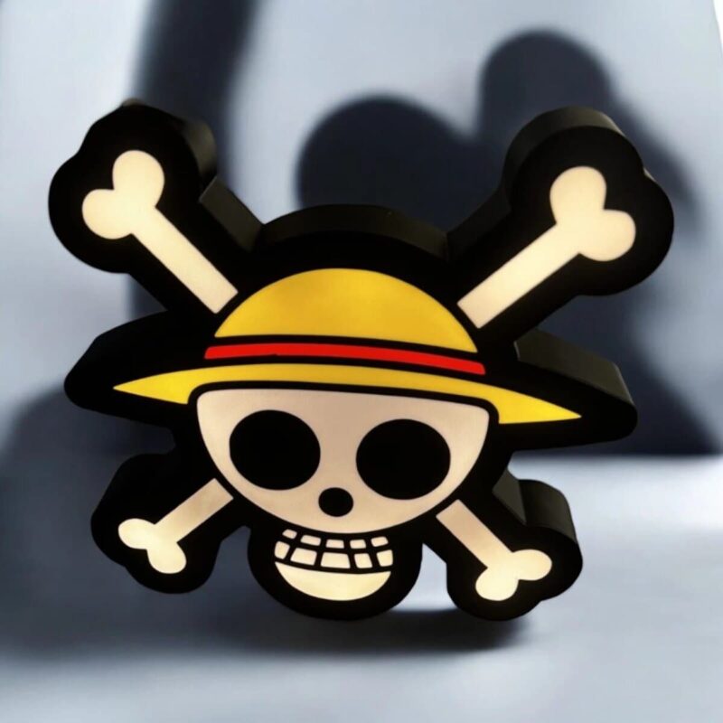 Lampe LED en forme de skull avec chapeau de pirate, création lumineuse 3D, design original et coloré, idéale pour décoration intérieure ou cadeau personnalisé, fabriquée par Infinity 3D Print.