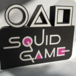 3D lampe LED en forme de symboles et logo "Squid Game" avec design lumineux et moderne, fabriquée en impression 3D, idéale pour décoration d'intérieur ou collection geek.