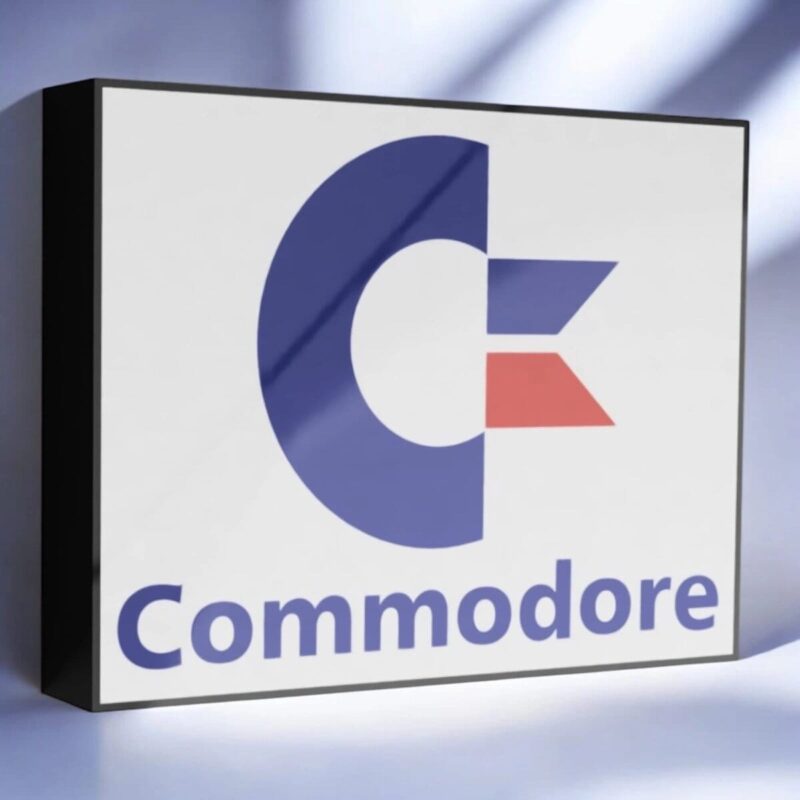 1739864392.jpeg Coffret lumineux 3D avec logo Commodore, lampe LED décorative inspirée des anciennes consoles de jeux vidéo pour une ambiance rétro originale.