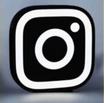 Logo Instagram en blanc sur fond noir, illustrant un symbole de caméra stylisé.