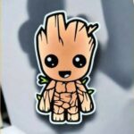 Saperlipopette en forme de Groot 3D imprimé lampe LED lumineuse avec design adorable et original, parfait pour une déco lumineuse unique d'inspiration Marvel ou Marvel Cinematic Universe.