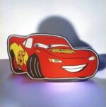 Lampe LED en forme de Lightning McQueen, voiture emblématique de Cars, avec éclairage coloré pour une décoration lumineuse originale.