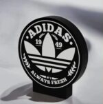 Adidas logo en 3D avec éclairage LED, création lumineuse personnalisée, objet déco moderne pour chambres ou bureau, imprimé en 3D par Infinity 3D Print.