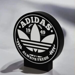 Adidas logo en 3D avec éclairage LED, création lumineuse personnalisée, objet déco moderne pour chambres ou bureau, imprimé en 3D par Infinity 3D Print.