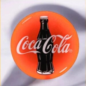 Une lampe LED en forme de bouteille Coca-Cola, éclairée d'une lumière orange, avec le célèbre logo Coca-Cola, créée par Infinity 3D Print pour une décoration lumineuse unique.