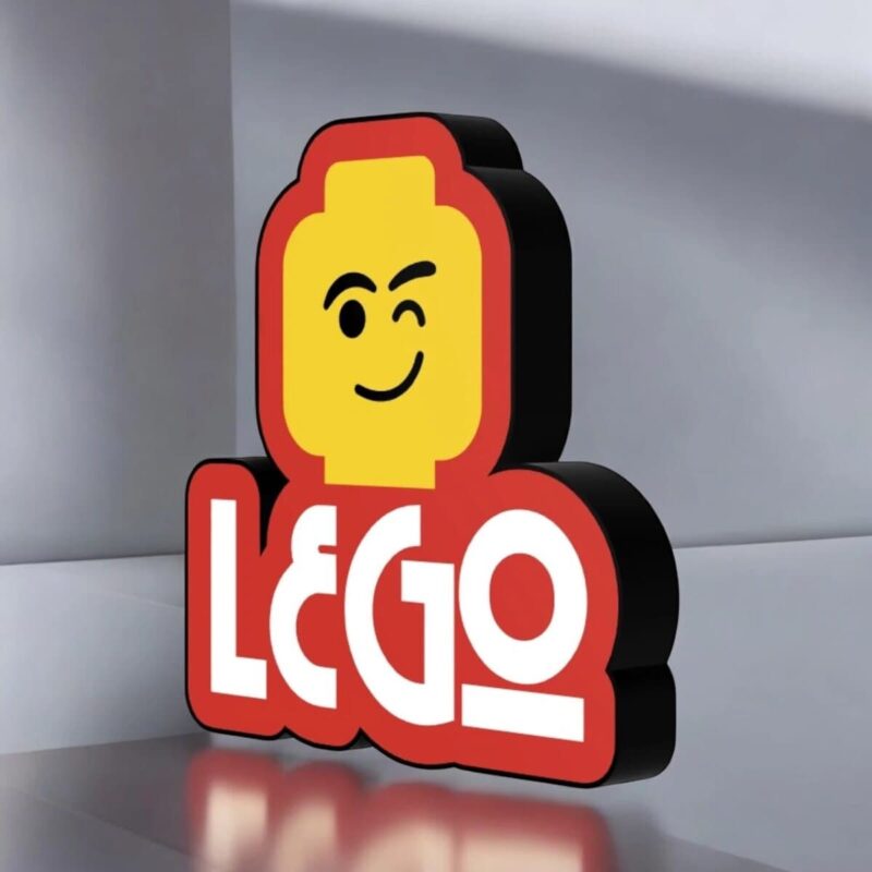 1740041349.jpeg Lego éclairage LED en 3D : décoration lumineuse Lego avec visage souriant et message "LEGO" lumineux, idéale pour une ambiance fun et créative.