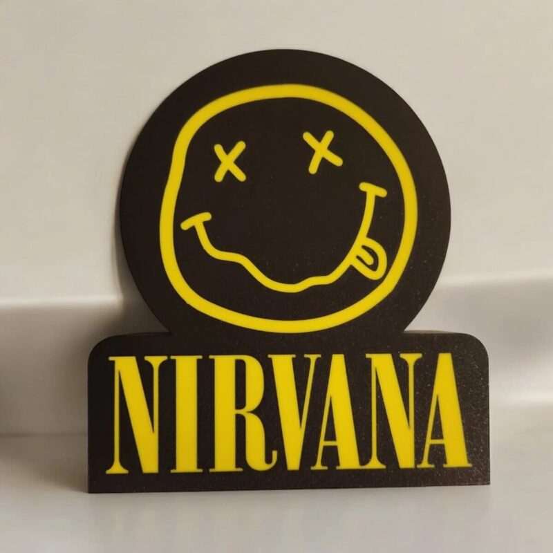 Smiley jaune avec écriture "NIRVANA" en dessous, décoration LED 3D de style pop art, créée par Infinity 3D Print pour un éclairage personnalisé.