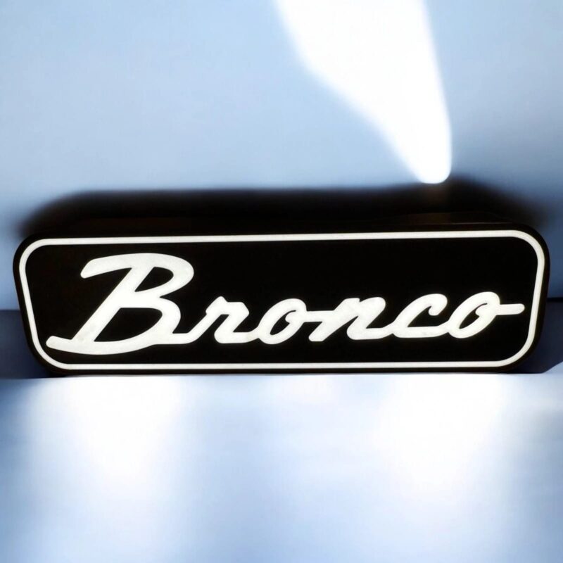 Logo illuminated en LED avec lettrage "Broco" en 3D, création lumineuse personnalisée pour décoration ou signalétique.
