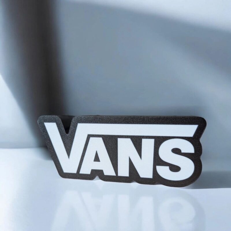 Vans logo en 3D imprimé en filament spécial, décoration originale ou accessoire personnalisé, réalisé par Infinity 3D Print, expert en créations lumineuses et objets imprimés en 3D.