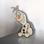Lampe LED 3D en forme de Olaf, personnage de Frozen, avec éclairage lumineux et design original, idéale pour la décoration intérieure ou chambre d'enfant.