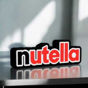 Nutella logo en 3D imprimée en filament avec éclairage LED, créée par Infinity 3D Print, idéale pour décoration lumineuse et personnalisation d'espaces.