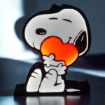 Snoopy lumineux 3D tenant un cœur rouge en lampe LED, décoration night light moderne et adorable, idéale pour chambre ou bureau, création artisanale en impression 3D par Infinity 3D Print.