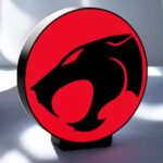 Kitsune noire stylisée en 3D avec éclairage LED rouge sur fond blanc, création lumineuse unique, décoration moderne, idéale pour la maison ou le bureau, réalisée par Infinity 3D Print.