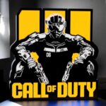 Infinity 3D Print création lumineuse LED Call of Duty avec design de soldat futuriste en noir et jaune, idéale pour décoration et gaming, réalisée en impression 3D pour un effet moderne et original.