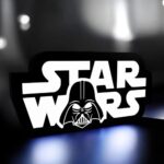 Lampe LED Star Wars - Lampe LED 3D en acrylique avec le logo et le visage de Dark Vador, idéale pour une décoration lumineuse et geek.