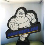 Michelin mascotte en version 3D imprimée, mettant en avant le savoir-faire en création lumineuse 3D avec une lampe LED unique.