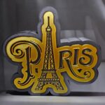 Paris créaition lumineuse 3D avec la Tour Eiffel en LED jaune, design original et illuminé, idéale pour la décoration intérieure ou cadeau personnalisé par Infinity 3D Print.