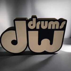 Lettre lumineuse 3D "drums" en bois, conçue pour la décoration et l'éclairage avec technologie LED, idéale pour les amateurs de musique et de design intérieur moderne, création personnalisée et originale.