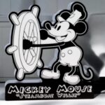 Mickey Mouse en version lumineuse 3D en noir et blanc, tenant la barre du Steamboat Willie, création LED décorative pour la maison ou le bureau, en design imprimé en 3D.