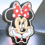 Lampe 3D Minnie Mouse avec nœud rouge à pois blancs, création lumineuse LED colorée, idéale pour la décoration d'intérieur ou comme cadeau original.