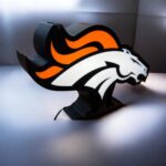 Denver Broncos logo lampe LED 3D, création lumineuse phosphorescente, décoration sportive brillante pour fans de football américain.