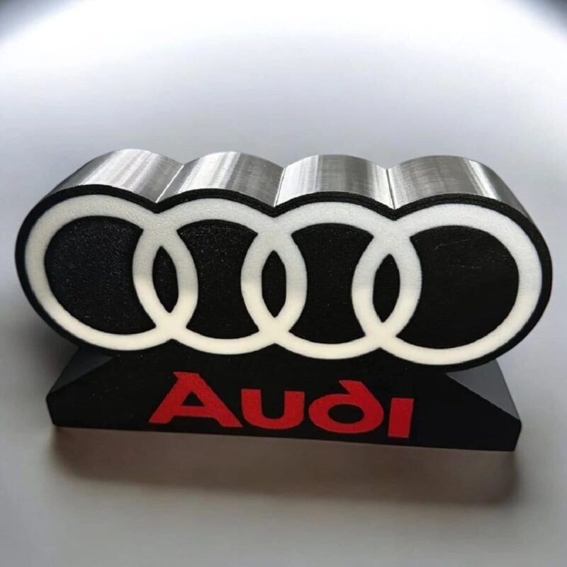 Audi logo 3D imprimé en filament noir et blanc, création lumineuse 3D originale, idéal pour décoration ou collection, fabriquée par Infinity 3D Print.