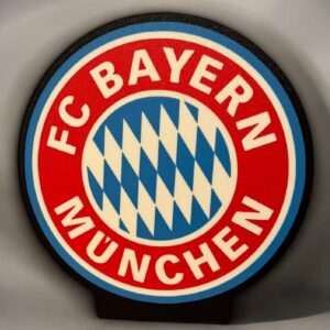 Vintage logo du FC Bayern Munich imprimé en 3D avec des couleurs vives et une texture détaillée pour une lampe LED décorative.