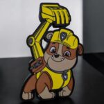 Clé de chenil en forme de chiot pompier en 3D avec illumination LED, créative et ludique, parfaite pour la décoration ou comme cadeau unique.
