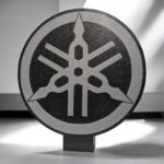 Yamaha logo en 3D avec éclairage LED, conçu en impression 3D pour une décoration lumineuse moderne et élégante, idéale pour les fans de musique et de design intérieur.