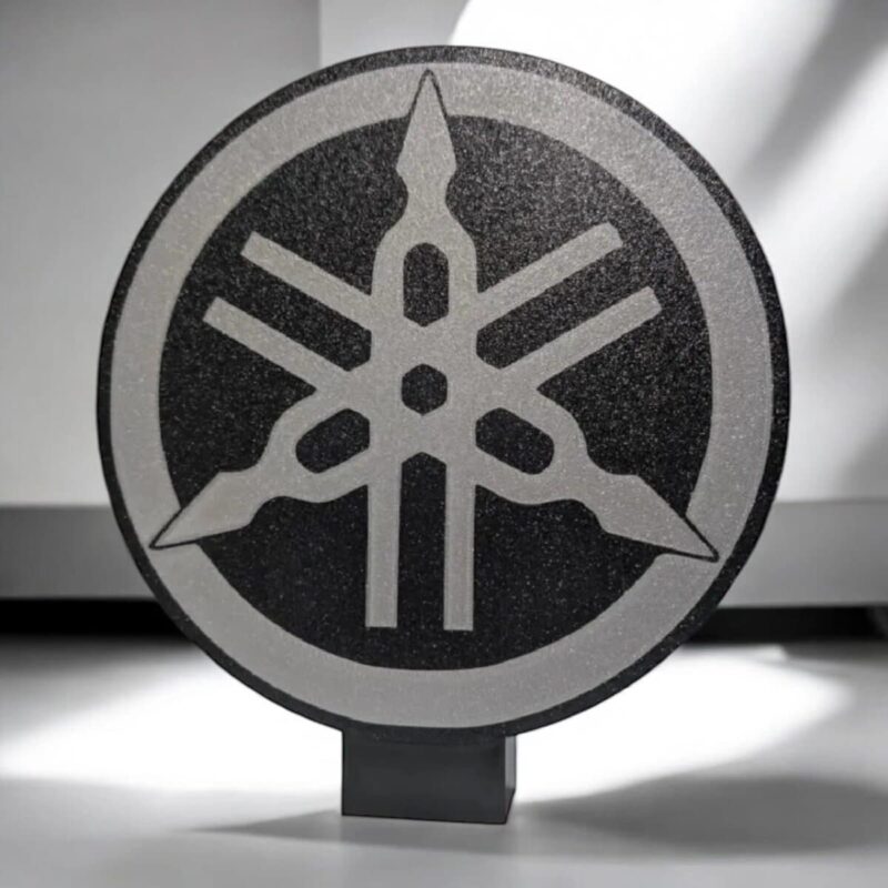 Yamaha logo en 3D avec éclairage LED, conçu en impression 3D pour une décoration lumineuse moderne et élégante, idéale pour les fans de musique et de design intérieur.