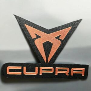 Logo 3D sur plaque en gomme avec design épuré et couleurs contrastées, représentant un emblème géométrique stylisé. Idéal pour décoration ou personnalisation, fabriqué par Infinity 3D Print.