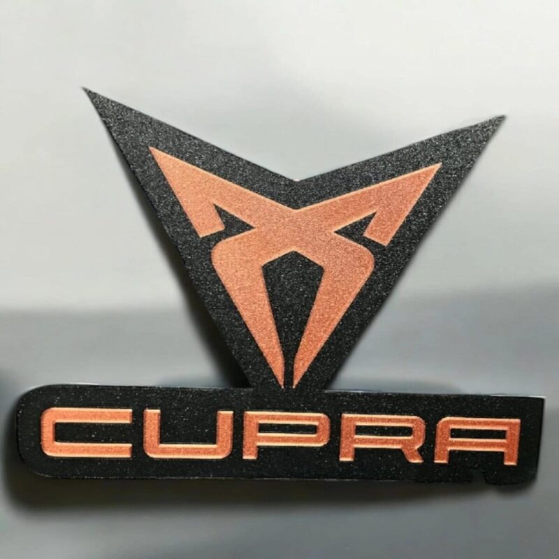 Logo 3D sur plaque en gomme avec design épuré et couleurs contrastées, représentant un emblème géométrique stylisé. Idéal pour décoration ou personnalisation, fabriqué par Infinity 3D Print.