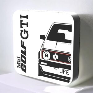 Logo lumineux de la marque GOLF, avec une illustration stylisée d'une voiture VW Golf, conçue en impression 3D LED pour une décoration intérieure moderne et personnalisée.