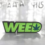 WEE LED lamp avec motif de feuille de cannabis, création lumineuse 3D, personnalisée, idéale pour décoration intérieure, offre une ambiance unique, fabrication artisanale par Infinity 3D Print.
