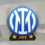 Logo de l'Inter Milan 3D imprimé avec éclairage LED, création lumineuse en relief pour fans de football, pièce décorative colorée et moderne, idéale pour décoration intérieure et cadeaux sportifs.