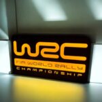 LED lumineuse personnalisée pour championnats mondiaux de rallye, format rectangulaire avec texte en orange rétroéclairé.