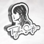 Mug en acrylique avec silhouette de femme et signature de Taylor Swift, design lumineux 3D, lampe LED créative et personnalisée, idéal pour décoration intérieure moderne et tendance.