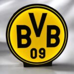 Lampe LED 3D BVB 09, création lumineuse personnalisée, éclat jaune et noir, idéale pour fans de football, décoration intérieure moderne et unique.