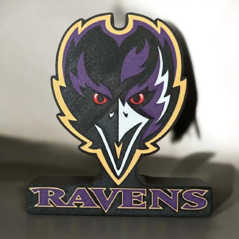 Raven's tête en 3D imprimée avec lumière LED, design coloré et détaillé, parfaite pour la décoration ou la collection, fabriquée par Infinity 3D Print.